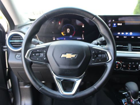 Used 2025 Chevrolet Trax LT w/ LT Convenience Package FWD image 50