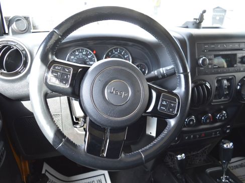 Used 2014 Jeep Wrangler Unlimited Sahara image 32