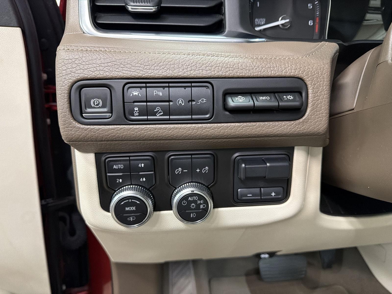 Used 2021 GMC Yukon XL Denali w/ Denali Premium Package AWD/4WD image 28