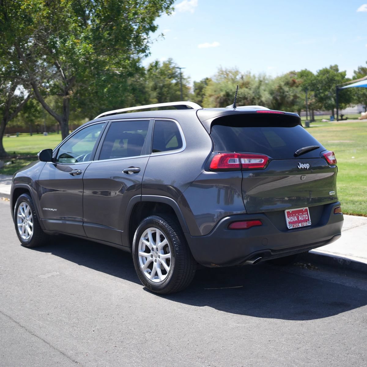 Used 2016 Jeep Cherokee Latitude w/ Comfort & Sound Group FWD image 7