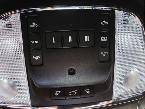 Used 2019 Jeep Grand Cherokee Overland AWD/4WD image 35