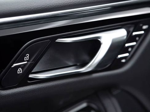 Certified 2026 Porsche Macan AWD/4WD image 25