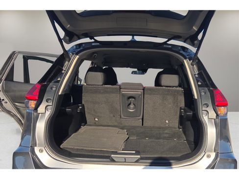 Used 2019 Nissan Rogue SV w/ Premium Package image 16