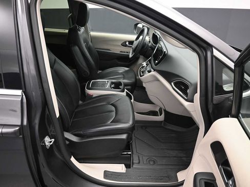 Used 2023 Chrysler Pacifica Touring-L FWD image 22