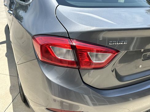 Used 2018 Chevrolet Cruze LT w/ Convenience Package FWD image 12