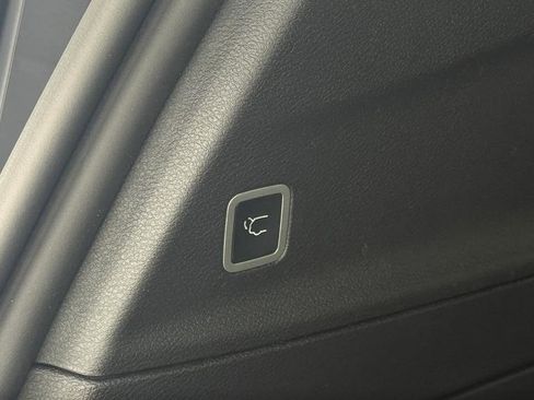 Certified 2024 Chrysler Pacifica Touring-L image 4