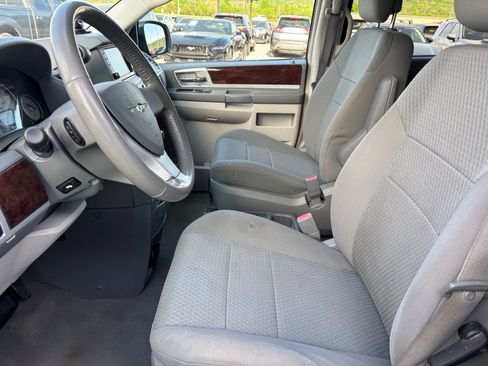 Used 2010 Chrysler Town & Country Touring w/ Entertainment Group #2 FWD image 13
