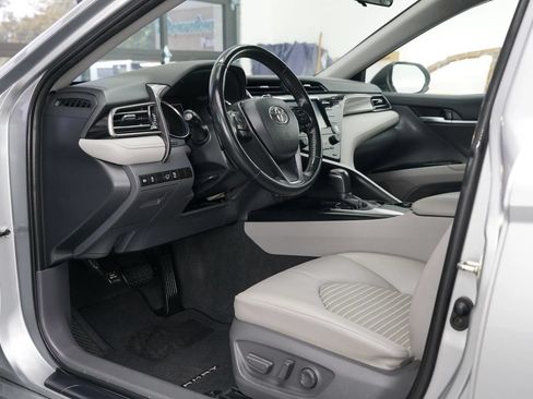 Used 2020 Toyota Camry SE FWD image 19