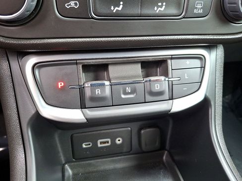 Used 2024 GMC Terrain SLE FWD image 12