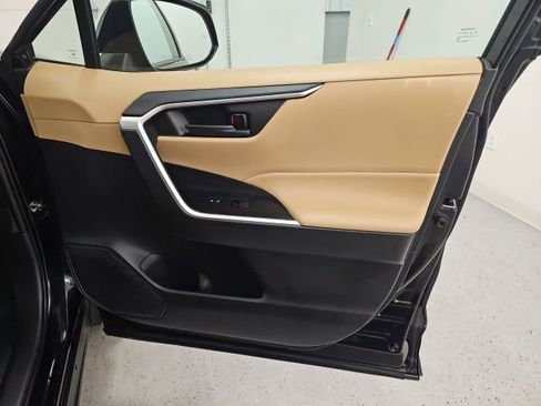 Used 2021 Toyota RAV4 LE image 34