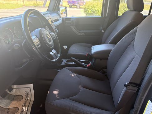 Used 2016 Jeep Wrangler Unlimited Sport w/ Connectivity Group AWD/4WD image 12