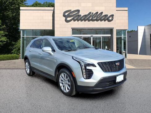 Certified 2022 Cadillac XT4 Luxury w/ Cold Weather Package AWD/4WD image 7