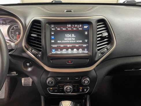 Used 2017 Jeep Cherokee Limited w/ Luxury Group AWD/4WD image 16