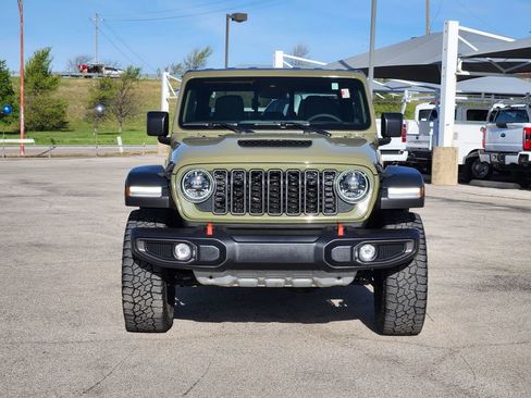 Used 2025 Jeep Gladiator Mojave w/ Convenience Group AWD/4WD image 2