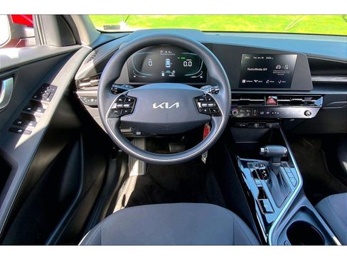 Used 2024 Kia Niro LX FWD image 5