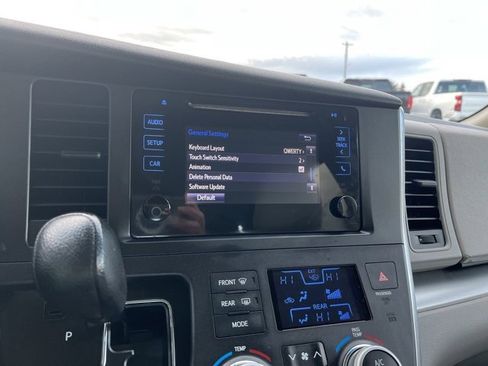 Used 2015 Toyota Sienna L image 51