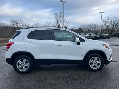 Used 2021 Chevrolet Trax LT w/ Premium Seat Package image 2