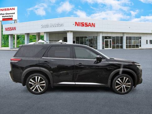 Used 2024 Nissan Pathfinder Platinum FWD image 5