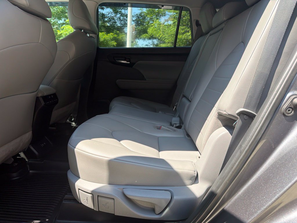 Used 2021 Toyota Highlander XLE AWD/4WD image 23