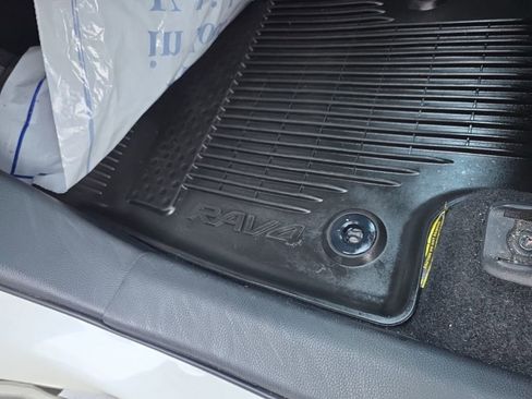 Used 2022 Toyota RAV4 Limited image 18