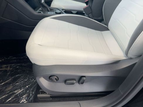 New 2026 Volkswagen Taos SE image 14