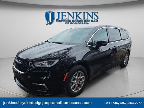 Certified 2024 Chrysler Pacifica Touring-L image 2