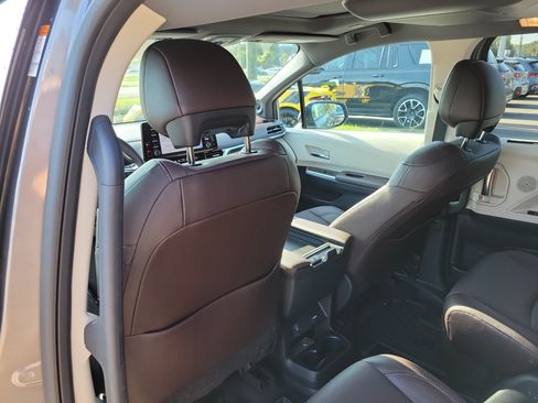 Used 2023 Toyota Sienna Platinum FWD image 17
