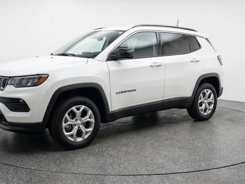 Used 2025 Jeep Compass Latitude AWD/4WD image 3