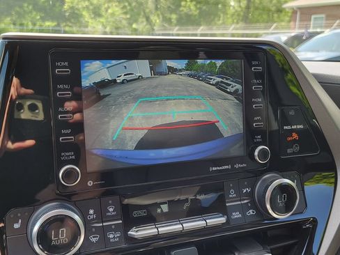 Used 2022 Toyota Highlander XLE AWD/4WD image 32