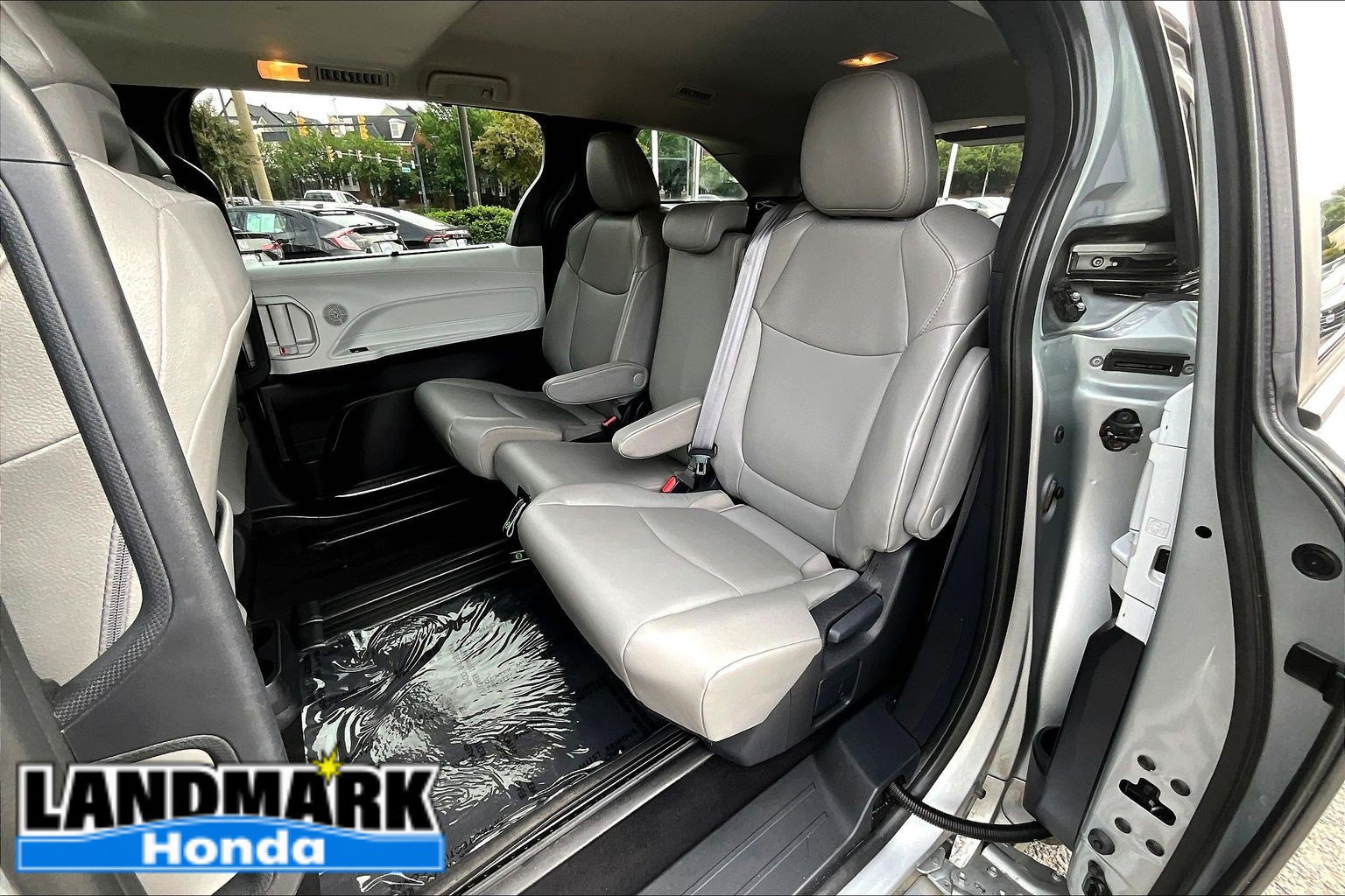 Used 2025 Toyota Sienna XLE FWD image 28