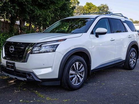 Certified 2024 Nissan Pathfinder SL image 3