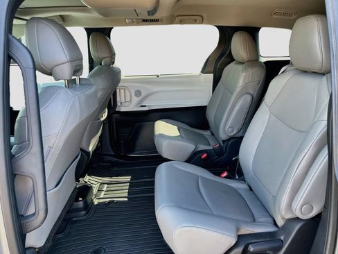 Used 2025 Toyota Sienna XLE w/ XLE Plus Package FWD image 23