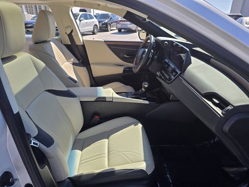 Used 2024 Lexus ES 300h w/ Luxury Package image 32