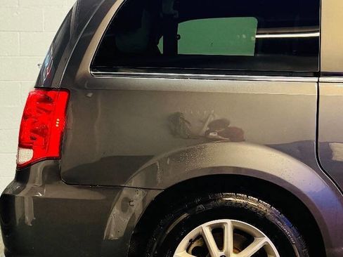 Used 2019 Dodge Grand Caravan SXT image 8