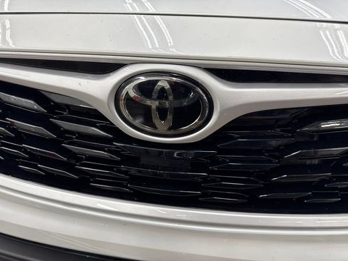 Used 2022 Toyota Highlander XLE AWD/4WD image 13