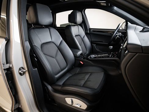 Certified 2023 Porsche Macan AWD/4WD image 29