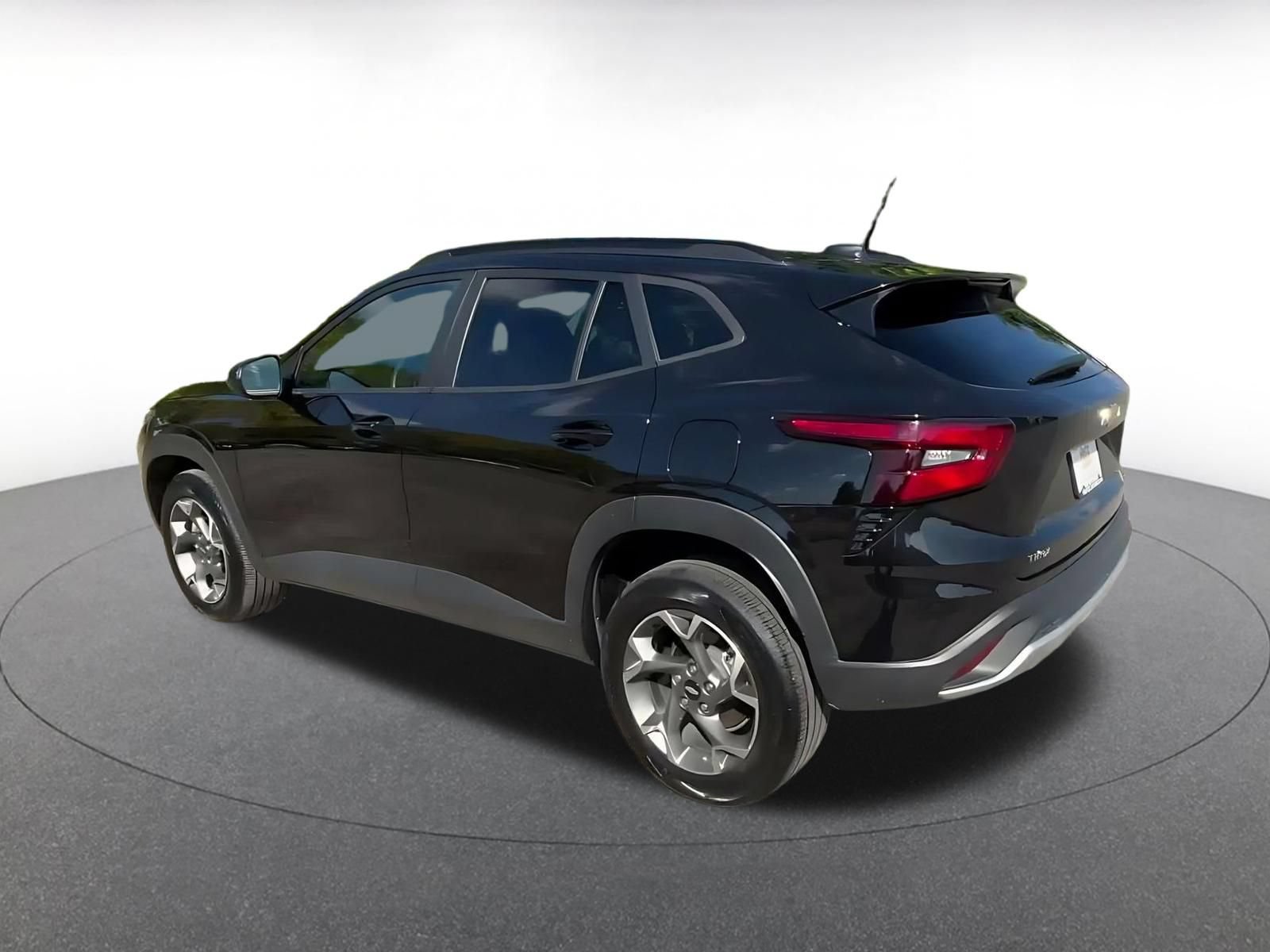 Used 2025 Chevrolet Trax LT w/ LT Convenience Package FWD image 9