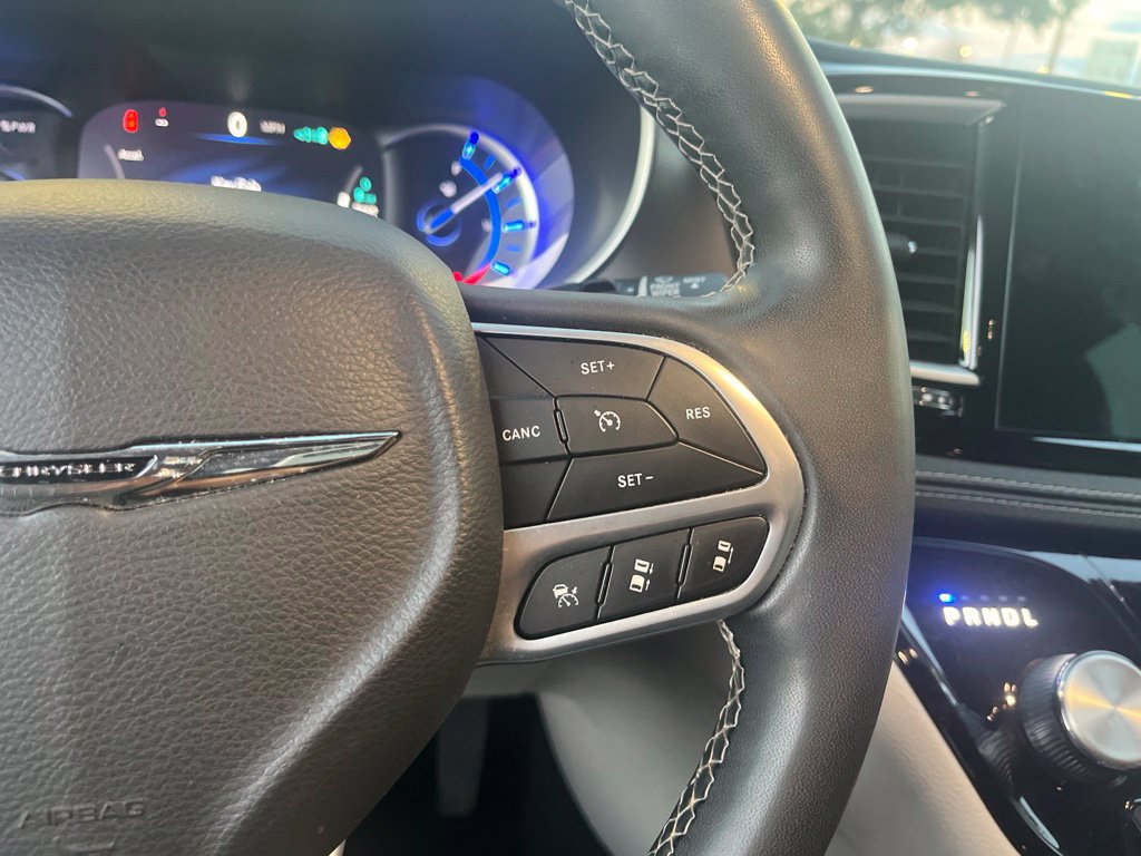 Used 2023 Chrysler Pacifica Touring-L FWD image 18