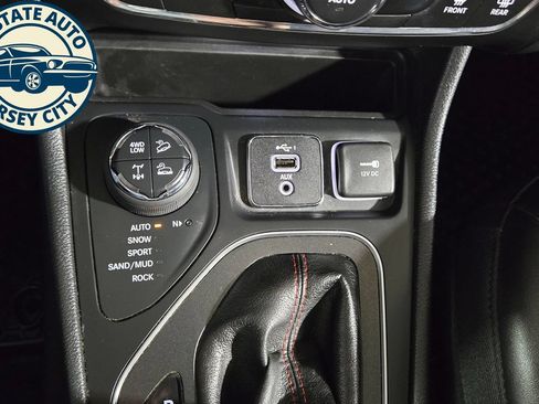 Used 2019 Jeep Cherokee Trailhawk w/ Comfort/Convenience Group AWD/4WD image 19