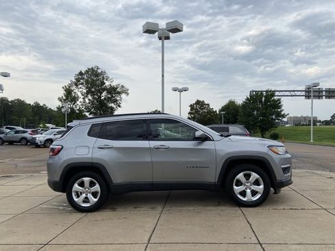 Used 2019 Jeep Compass Latitude FWD image 13