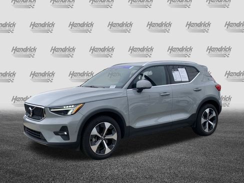 Used 2025 Volvo XC40 B5 Plus image 5
