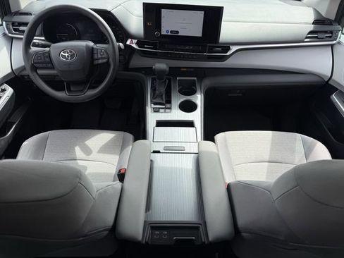 Used 2026 Toyota Sienna LE FWD image 10