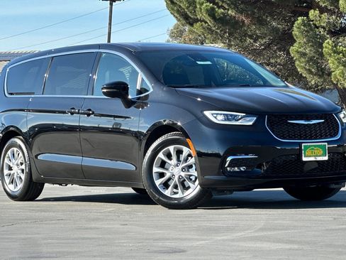 New 2026 Chrysler Pacifica Limited image 2