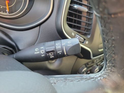 Used 2019 Jeep Cherokee Latitude Plus AWD/4WD image 27