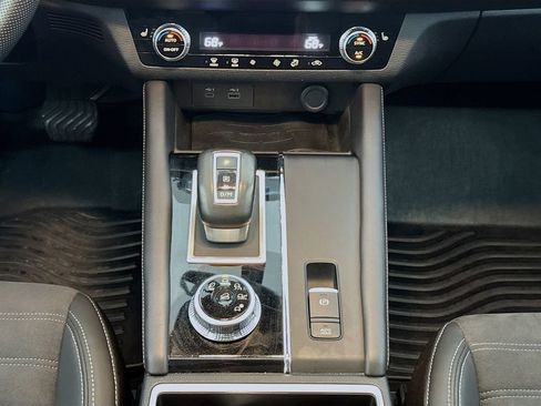 Used 2023 Mitsubishi Outlander SE image 39