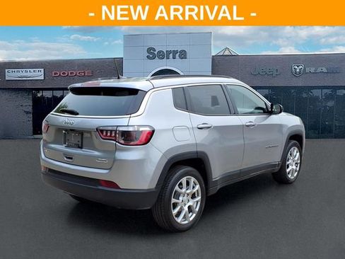 Used 2024 Jeep Compass Latitude AWD/4WD image 7