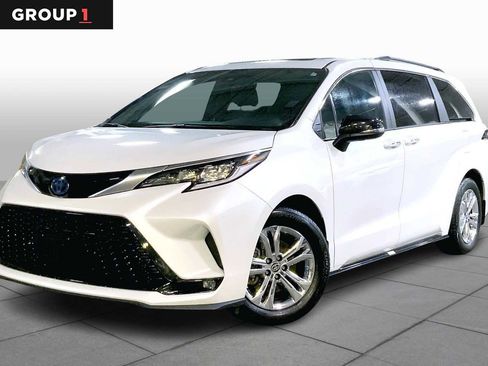 Used 2023 Toyota Sienna XSE image 1