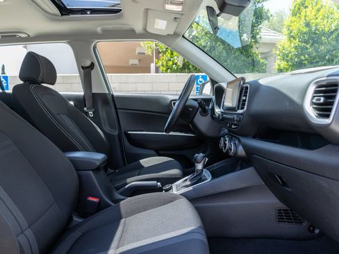 Used 2025 Hyundai Venue SEL FWD image 30
