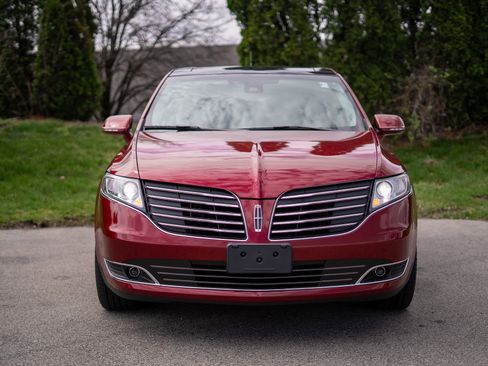 Used 2018 Lincoln MKT AWD image 2