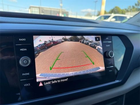 Certified 2022 Volkswagen Taos SE image 13